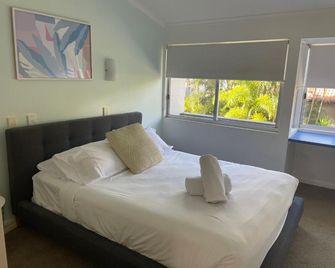 Noosa Parade Holiday Inn - נוסה הדס - חדר שינה
