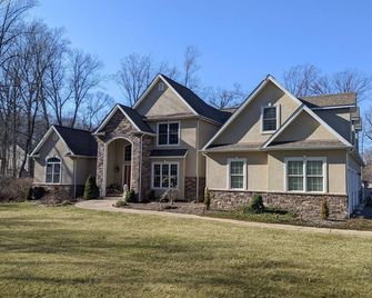 Lovely one bedroom apartment private entrance utilities included - Bel Air - Building