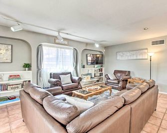Delightful Family Getaway w/ Covered Patio! - Tucson - Living room