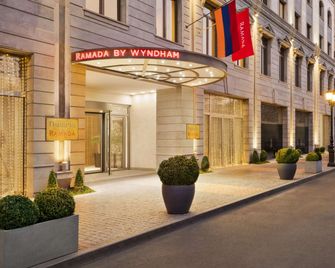 Ramada Hotel & Suites by Wyndham Yerevan - Erevã - Edifício