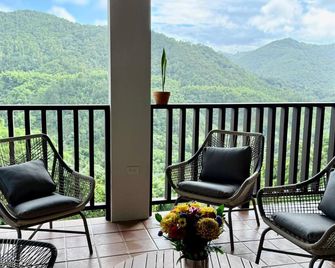 Cabin among Pines: Pool w Heat, Fire Pit and Mini Golf, for couples and families - Cayey - Balcón