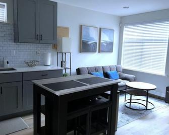 Cozy Central Vancouver Suite Prime Location Near Airport, Transit, and Downtown - Vancouver - Kitchen