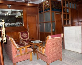 Campal Beach Resort - Panaji - Front desk