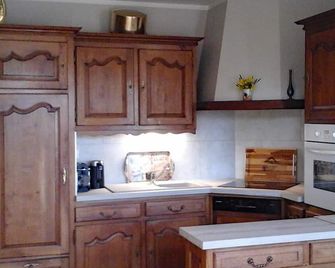 Charming Country House with Private Spa, Fireplace, and Family-Friendly Amenities - Coutances - Küche