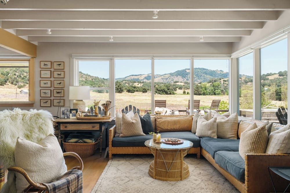 Bailey Creek Ranch - Stunning Grounds, Hot Tub, and Views!