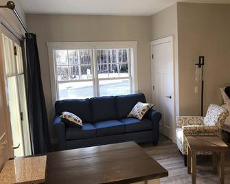 Acadia Quiet side Studio. Modern feel in the quaint Maine woods. Full kitchen. - Southwest Harbor - Living room