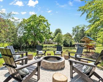 Large Waterfront Cabin W/ Browns Lake Access- Ev Charger + Peloton + Prvt Pier - Burlington - Патіо