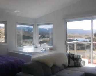 Jindabyne Guest House - Jindabyne - Obývací pokoj