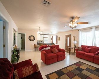 Great Value Cozy cottage near EAC ~ Gila Valley - Thatcher - Living room