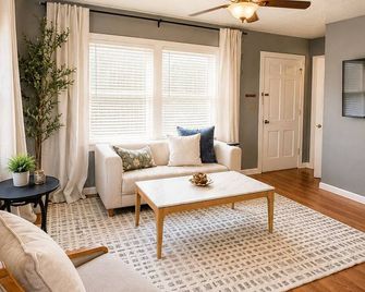 Cozy 1-bedroom Cottage on Main Street - Yreka - Vardagsrum