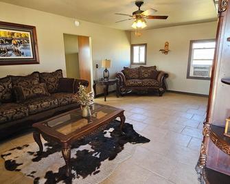 Charming farmhouse in peaceful Hemet with WiFi and AC - Hemet - Living room