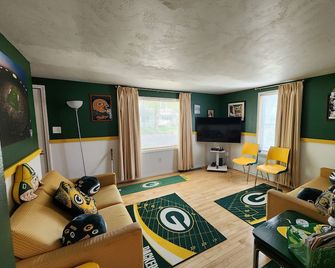 Football fun house 1 mile from Lambeau!! - Green Bay - Living room