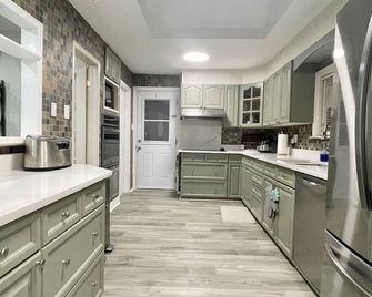 Sunrise Villa on the Lake - Innisfil - Kitchen