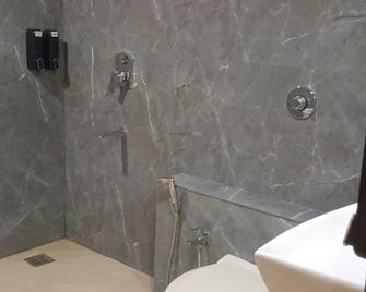 Hotel Prince Inn - Chandrapur - Bathroom