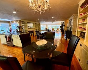 Charming Castle Cottage - East Hampton - Restaurant