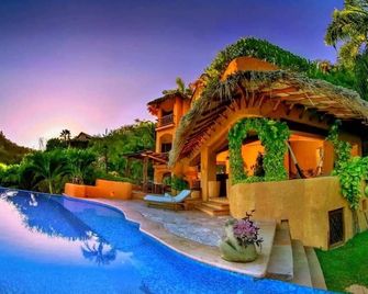 Casa Mia - Exclusive waterfront home in Puerto Mio - Zihuatanejo - Piscina