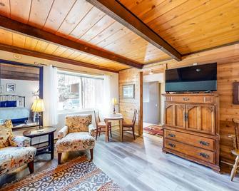 Convenient Studio, Walking Distance to Sun Valley Lake - Shopping, Skiing Nearby - Sun Valley - Living room