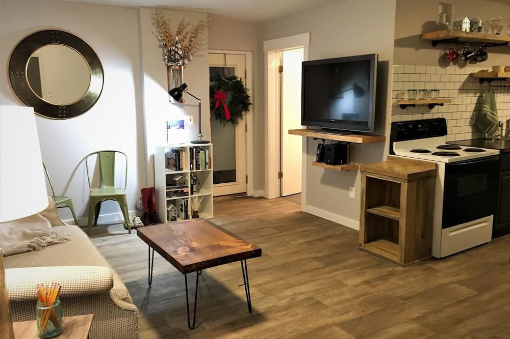 Rustic Industrial Apt-just 25 mi from Steamboat Springs, CO! - Hayden - Living room