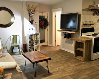 Rustic Industrial Apt-just 25 mi from Steamboat Springs, CO! - Hayden - Sala de estar