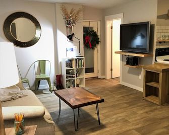 Rustic Industrial Apt-just 25 mi from Steamboat Springs, CO! - Hayden - Living room