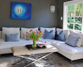 Private Cottage Oasis In Cdm - Ideal Village Location On XL Lot - Corona del Mar - Living room