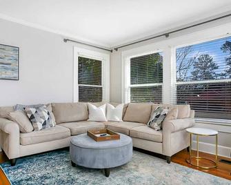 King Beds; Sleeps 8; Game Room; Grill & Patio - Ruston - Living room