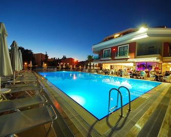 Pasabey Hotel - מרמריס - בריכה