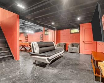 Cozy Indoor Hot Tub, Fire Pit & Game Room - Suffern - Living room