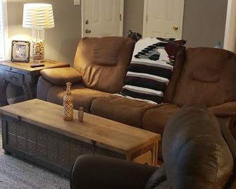 Stylish, welcoming 3 bedroom home right in the heart of Fort Smith - Fort Smith - Living room
