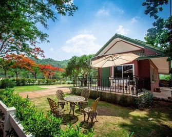 The Secret Cliff Boutique Resort - Pak Chong - Patio