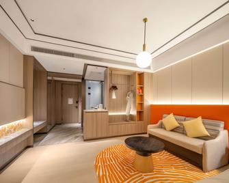 Hilton Garden Inn Jiangmen Xinhui - Jiangmen - Living room