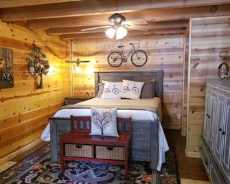 Charming Lakefront Studio Cabin w/ Private Boat Launch & Slip Ideal for 2 Guests - Westwood - Bedroom