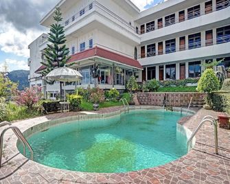 OYO 90028 Hotel Victory - Batu - Pool