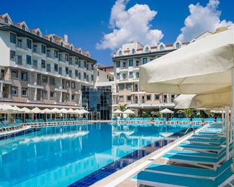 Side Aluna Hotel - Side - Pool