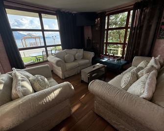 Hanna Suites - Panajachel - Wohnzimmer