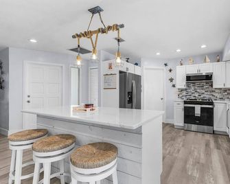 2/2 Pool Home on the Water, Boat Lift Included! - Saint James City - Cocina