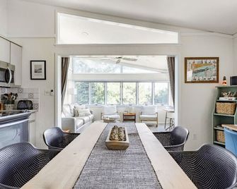 Greenport Waterfront Cottage w/Private Beach - Greenport - Dining room