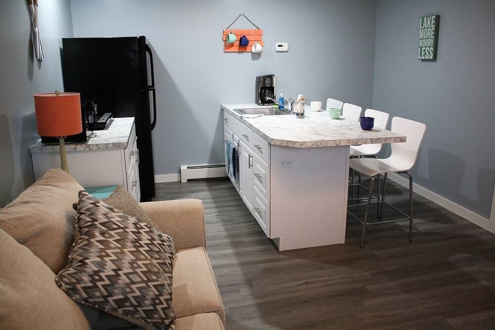 Family owned Vacation Suite conventienly located across from Lake Huron Beach. - Alpena - Huiskamer