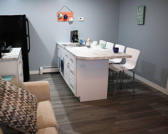 Family owned Vacation Suite conventienly located across from Lake Huron Beach. - Alpena - Huiskamer