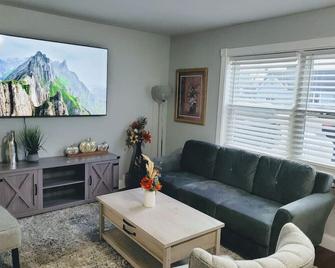 Nice and cozy, house with private parking, yard - West Seneca - Living room