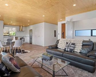 Custom designed holiday home, next to Cycleway. - Te Aroha