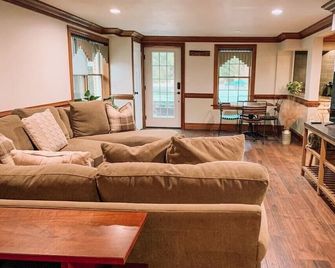 [Optional Hot Tub] Farmhouse style apartment - newly renovated - Monroe - Wohnzimmer