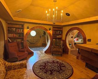 A four bedroom hobbit hole style home five minutes from historic Nauvoo Illinois - Nauvoo - Lounge