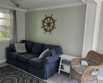 New Silver Beach Cottage just a short walk to association beach and harbor! - Falmouth - Living room
