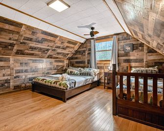 Woodland Cabin Retreat - Lake Harmony - Bedroom