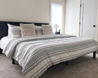Charming Orchard Farm House - Benton City - Bedroom