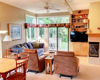 G4 Modern home with AC within walking distance of golf course and Mt Washington Hotel - Carroll - Living room
