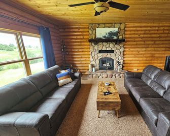 3 miles from Platte Creek boat dock & public hunting! - Platte - Living room