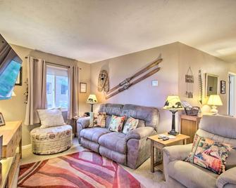 Ski-In Ski-Out Condo w/ Balcony & Slope Views! - Nellysford - Sala de estar