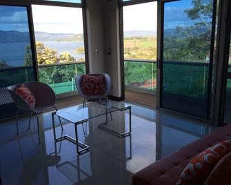 Terrace level luxury condo with astonishing view of Lake Arenal - Tronadora - Sala de estar